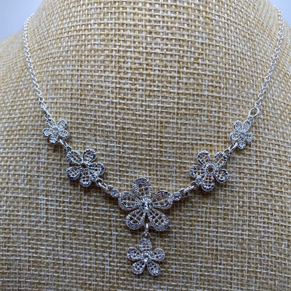 OHQ Silver Tone Necklace 1980s Daisy Flower Silver 19.5"